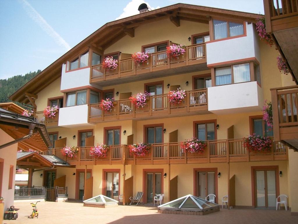 Hotel Canada Pinzolo Buitenkant foto