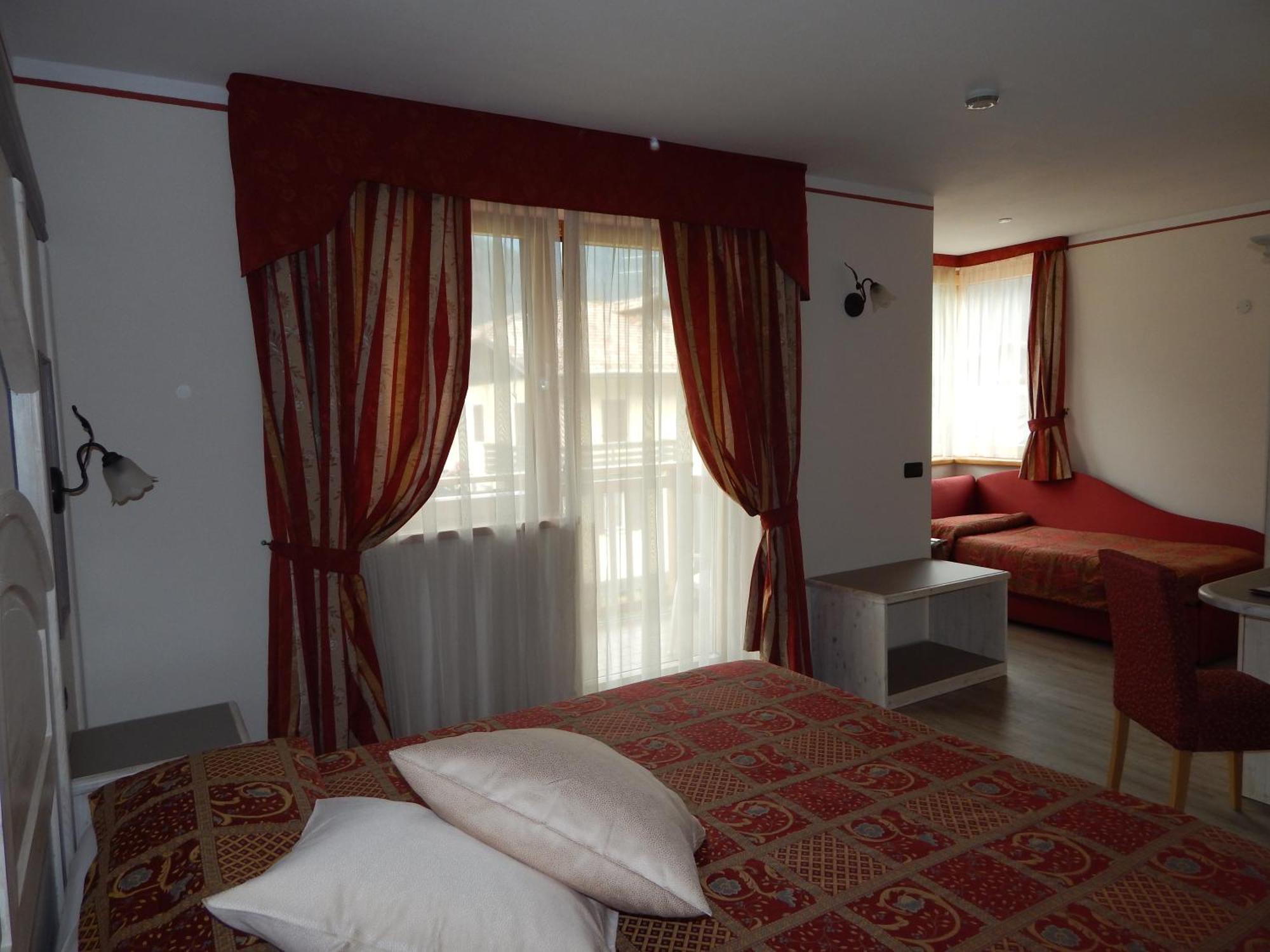 Hotel Canada Pinzolo Buitenkant foto