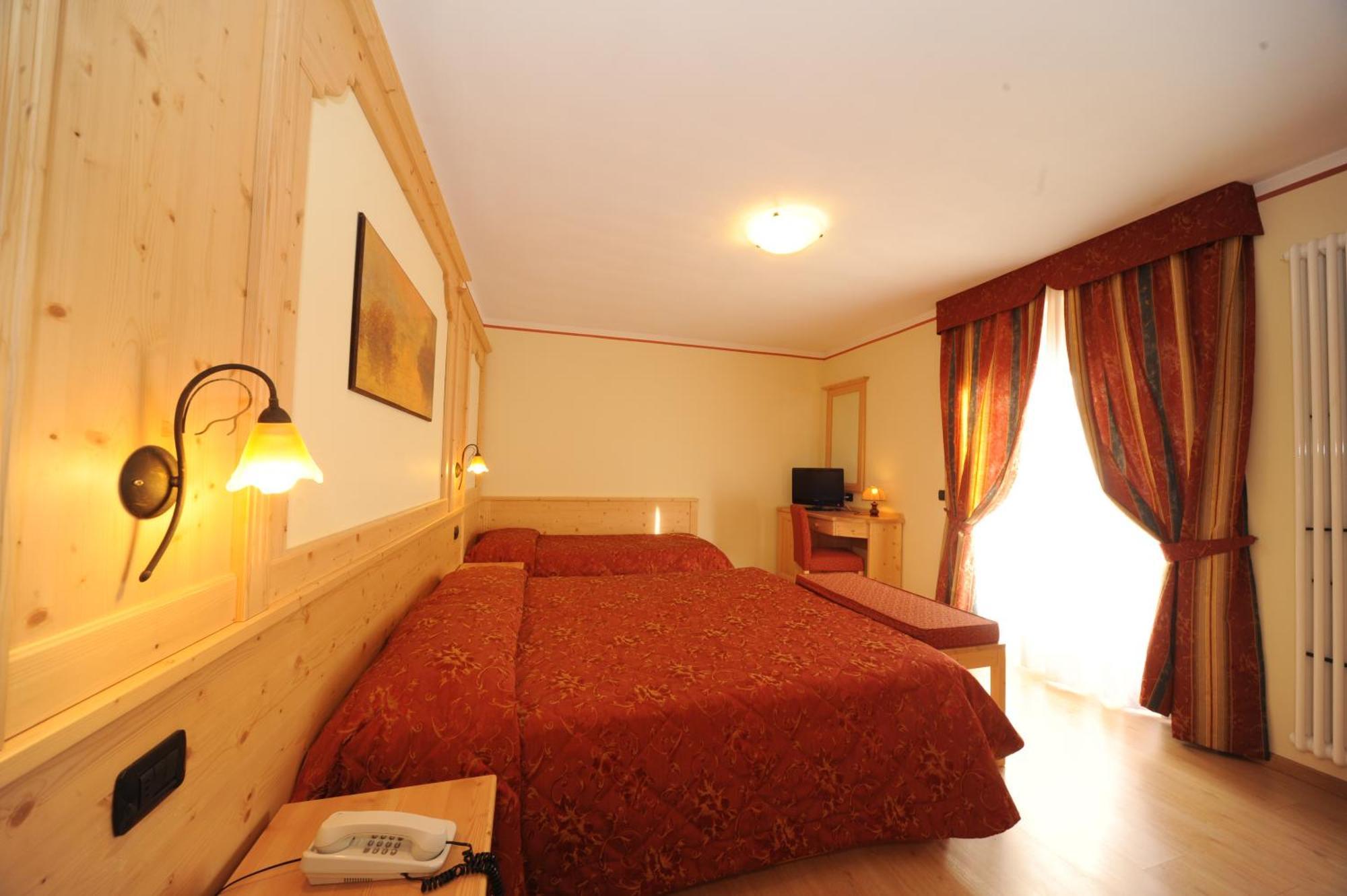 Hotel Canada Pinzolo Buitenkant foto
