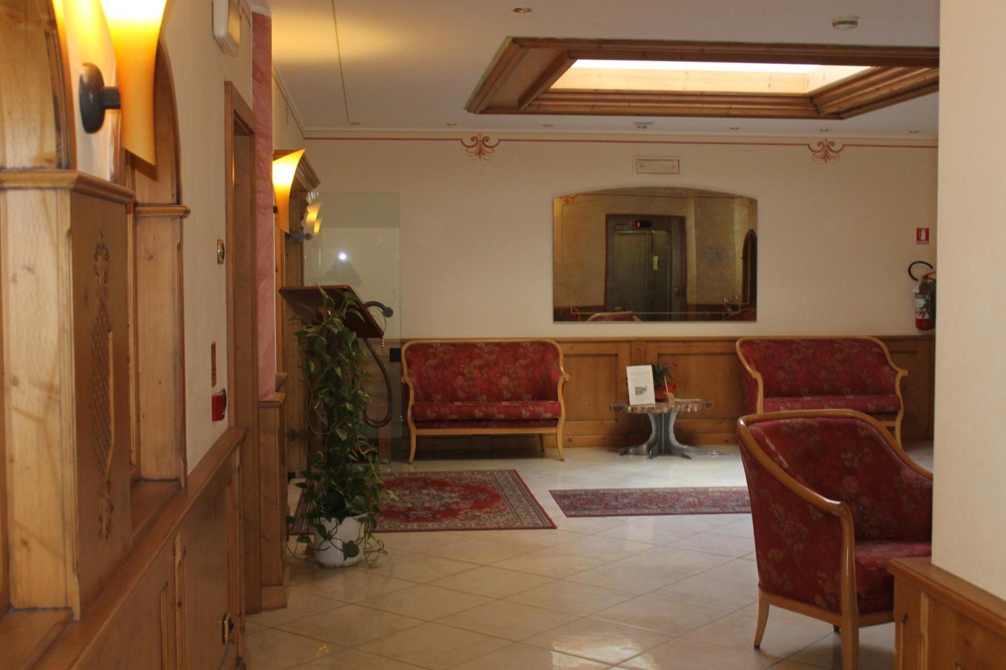 Hotel Canada Pinzolo Buitenkant foto
